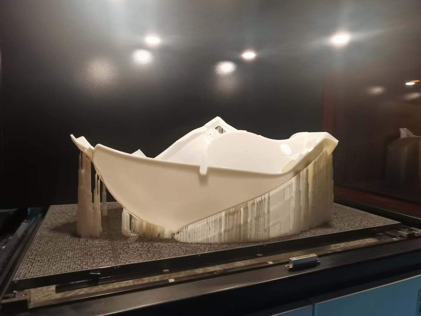 工業(yè)級超大尺寸3D打印機(jī)——3DSL-1600型光固化3D打印機(jī)